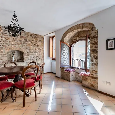 Guesthost - Le Finestre Sul Corso Roomy With Terrace Lejlighed Assisi